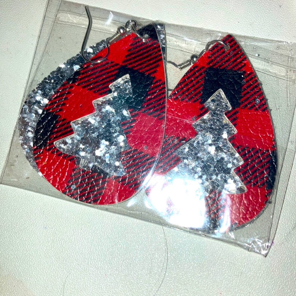 These earrings are so cute